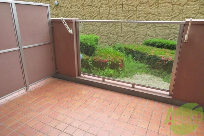 バルコニー　テラス風のバルコニーは１階だけの設備なんです。