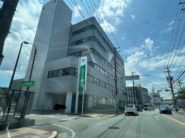 銀行　三十三銀行伊勢支店（銀行）まで519m