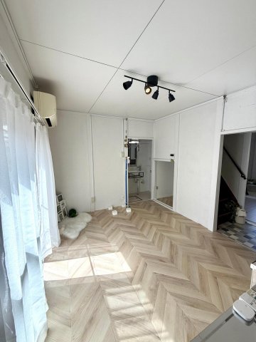 居室・リビング　南向きの窓から光が入る、明るく開放的なスペース