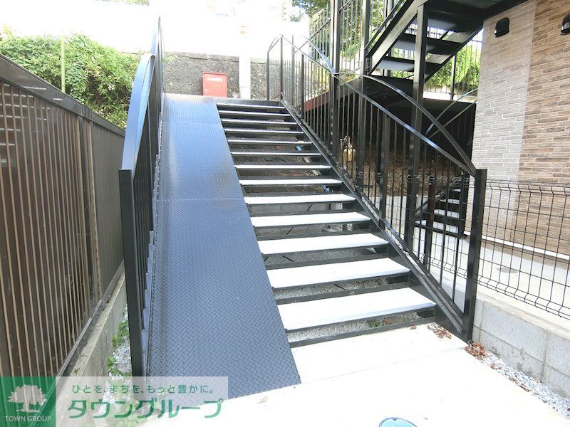 エントランス　敷地までスロープがあるので駐輪できます！