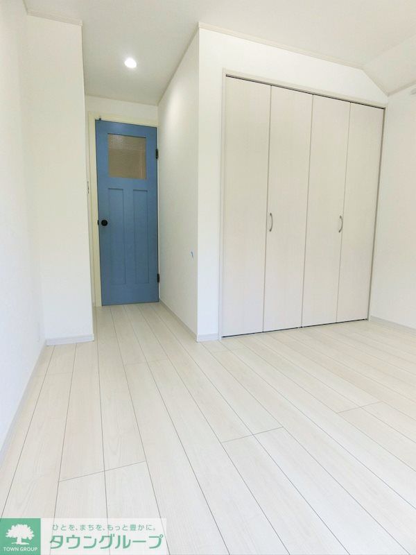 居室・リビング　白が基調の明るい室内は、輸入ドアがアクセントです♪