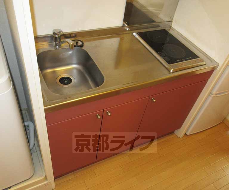 キッチン　えんじ色がアクセントのキッチンです。