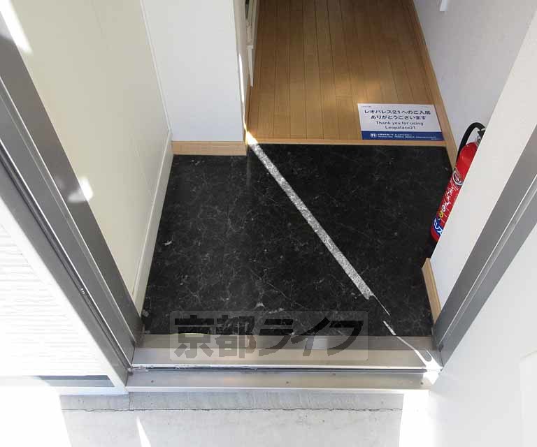 玄関　高級感のあるタイルです。