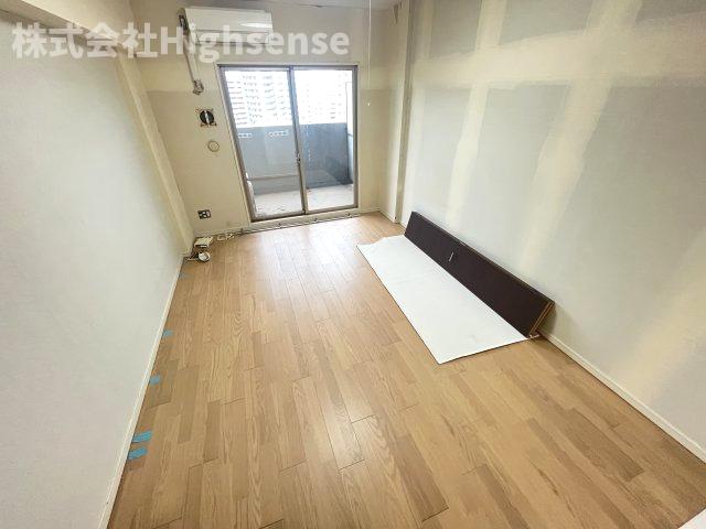 居室・リビング　落ち着いた色調の洋室です