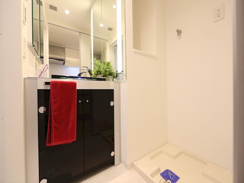 洗面設備　脱衣所　オシャレな独立洗面台　収納スペース有