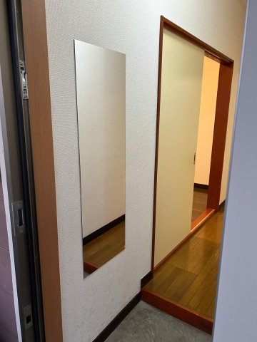 その他設備　玄関に姿見の鏡を設置