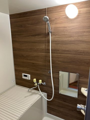 バス・シャワールーム　浴室はオシャレな木目アクセントクロスと節水シャワーヘッド