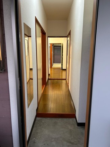 玄関　玄関を入ると奥深く部屋が広がります