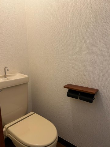 トイレ　脱衣所入って正面の扉がトイレ、オシャレなペーパーホルダを設置