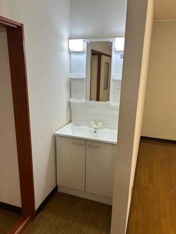 洗面設備　リビング入って左に独立洗面所