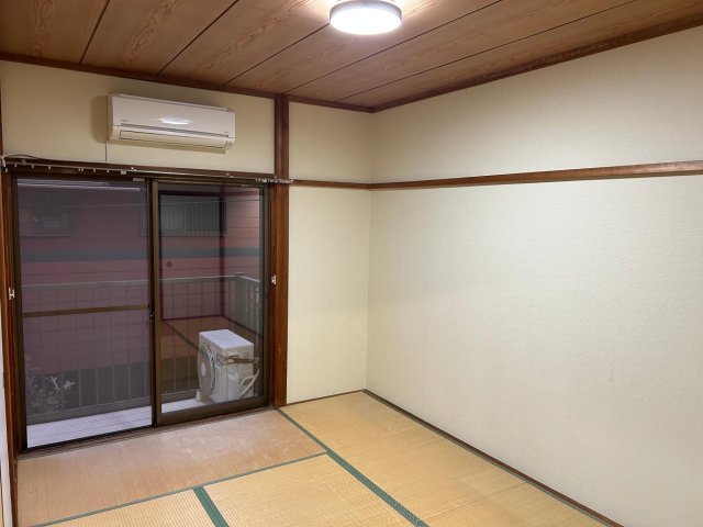 その他部屋・スペース　南側バルコニーに面する明るい和室6畳にはエアコンが設置