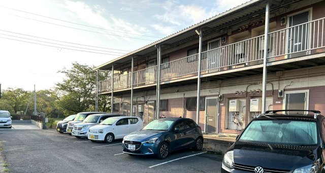 駐車場　Ａ棟の東側が干潟公園で、アパート前には24台分の駐車場