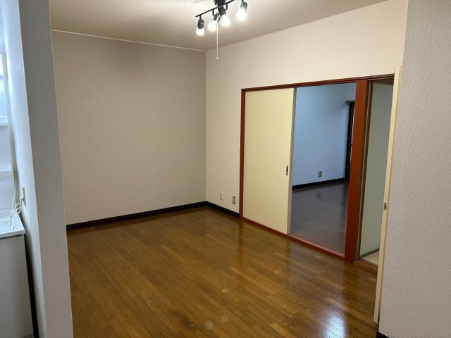 居室・リビング　居間はグレーのアクセントクロスと４連スポットライトでオシャレ