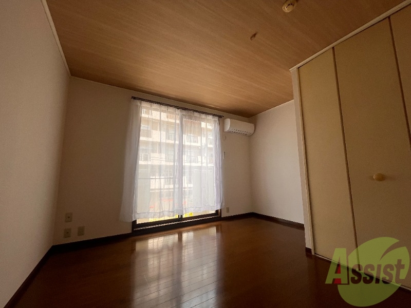 居室・リビング　洋室は６．７帖の洋室です。単身の方ですとちょうどいいですね。