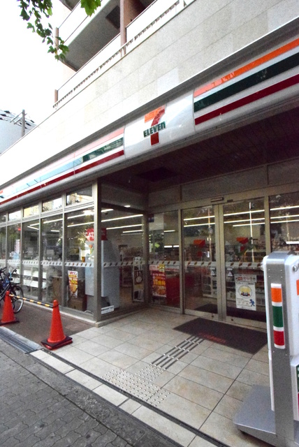 コンビニ　セブンイレブン梅田スカイビル前（コンビニ）まで83m
