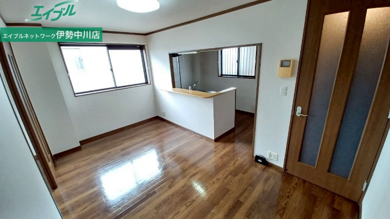 居室・リビング　同型反転参考写真です。