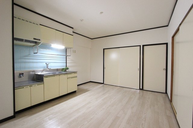 居室・リビング　※別部屋のお写真で、現況優先と致します。