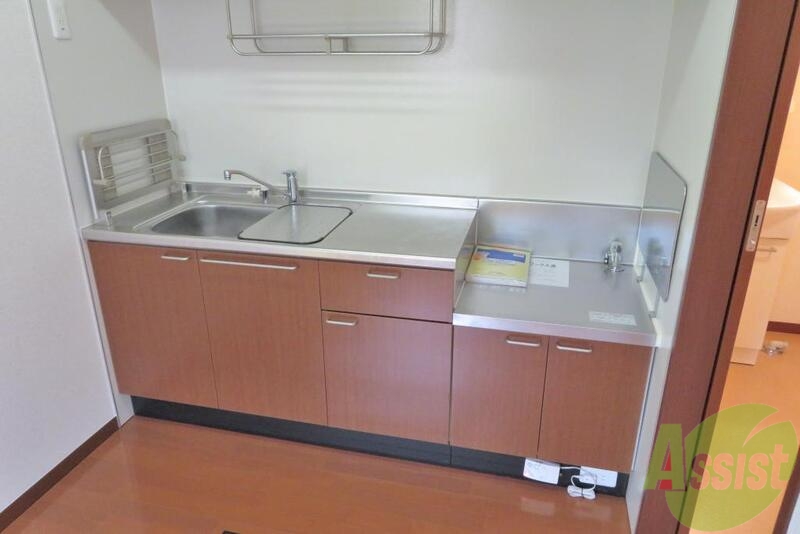 キッチン　キッチンは広さが中々有りますので使い易そうです。