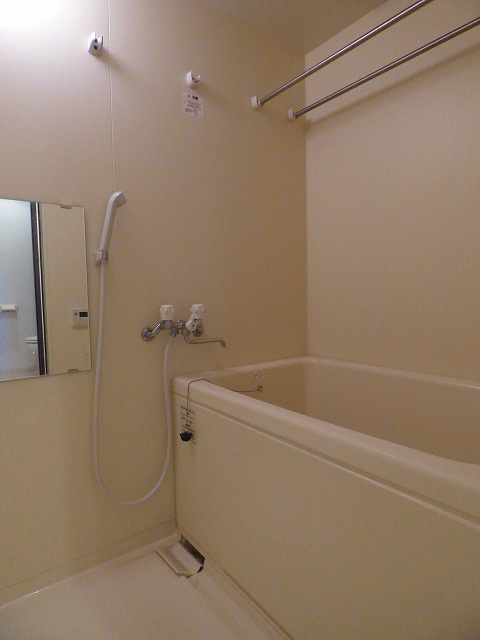 バス・シャワールーム　鏡付バスルーム