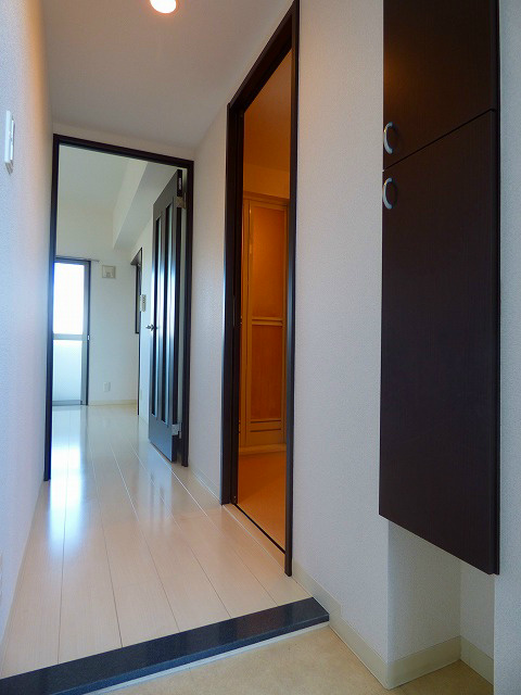 玄関　玄関※写真は同反転タイプ別号室のもの。写真と異なる場合現状優