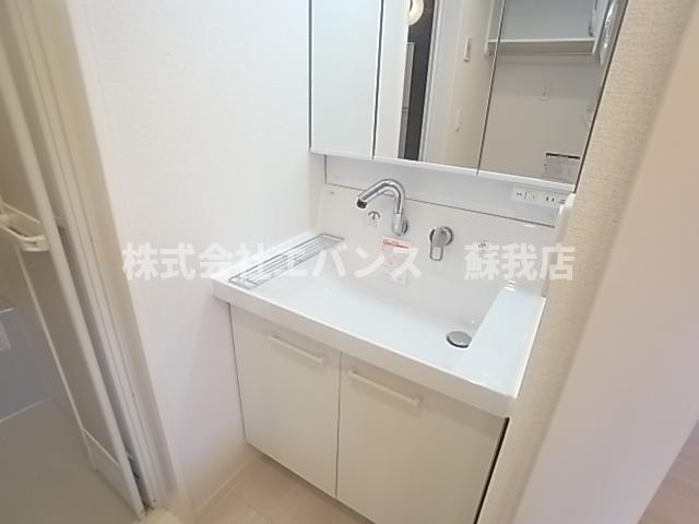 洗面設備　独立洗面化粧台が付いています