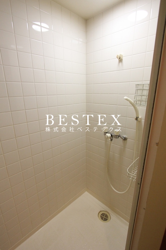 バス・シャワールーム　※同建物内・別タイプの参考写真です。