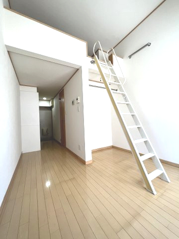 居室・リビング　天井までの高さがあるので開放的なお部屋です♪