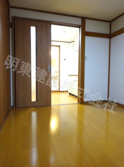 都営浅草線 馬込駅 徒歩6分 3階建 築39年の居間写真