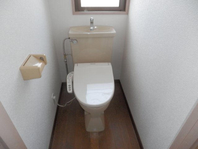 トイレ　窓付で通風が取れます。