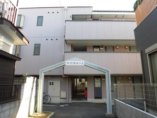 建物外観　3階建てマンション。