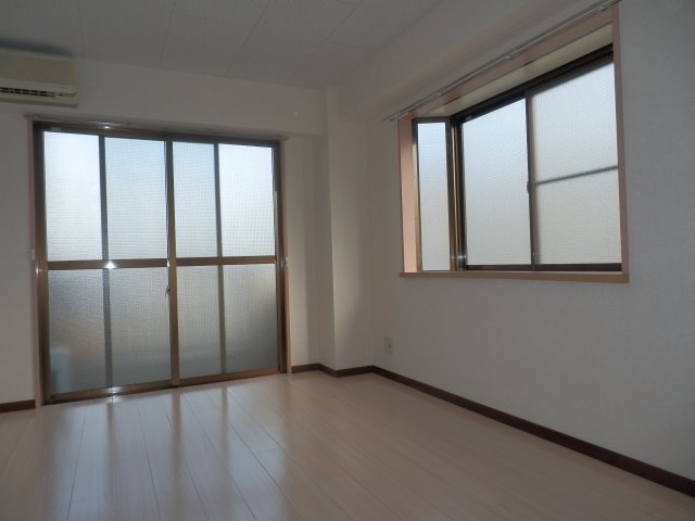 居室・リビング　出窓付きの明るいお部屋です。