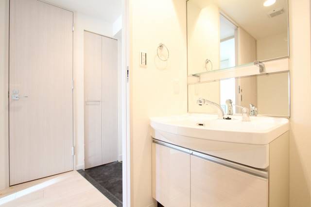 洗面設備　大きい鏡が魅力の洗面台