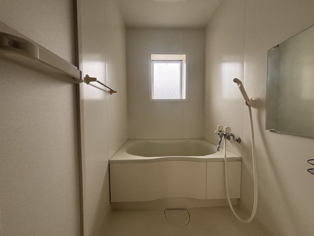 バス・シャワールーム　窓付きなのでお風呂のお掃除が楽になりゆったり入浴出来ます