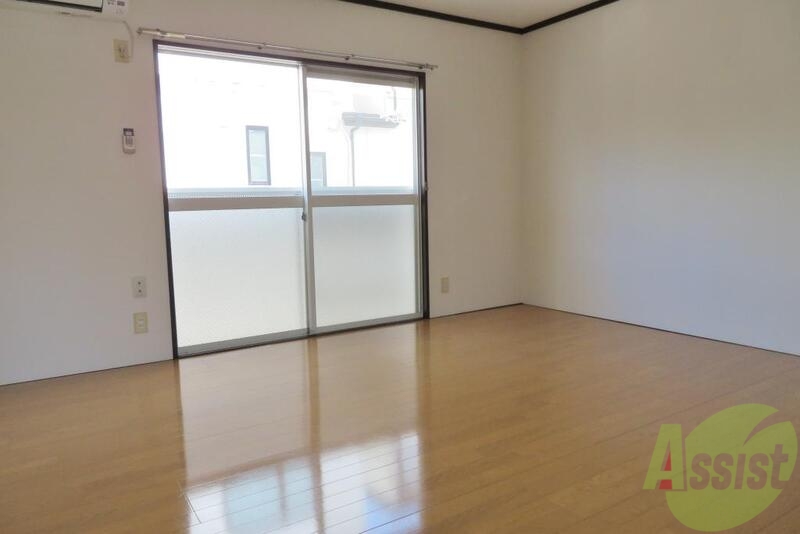 居室・リビング　８帖の広めのフローリングのお部屋となっております。