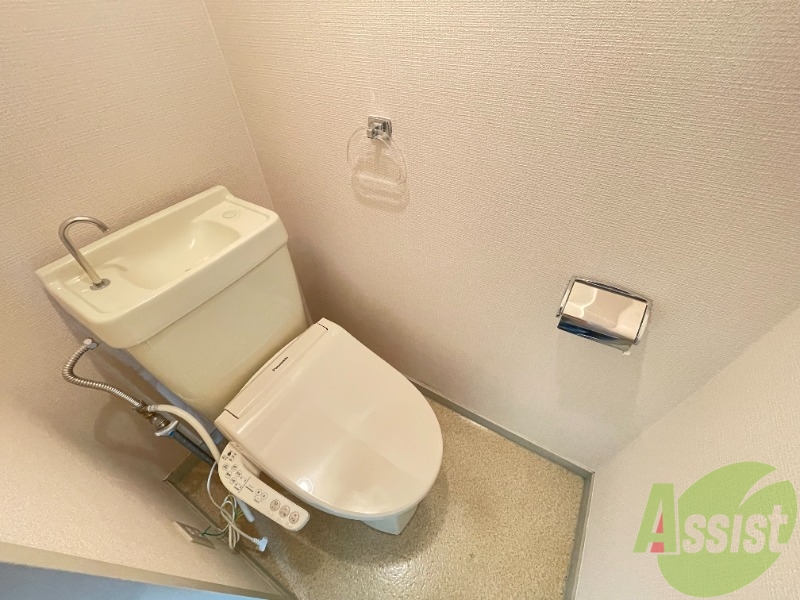 トイレ　トイレはウォシュレット機能付きです。安心して使用できますね。