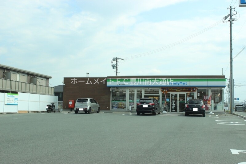 コンビニ　ファミリーマート豊川市田町店（コンビニ）まで660m