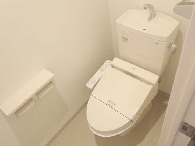 トイレ　温水洗浄便座機能が付いたトイレです。
