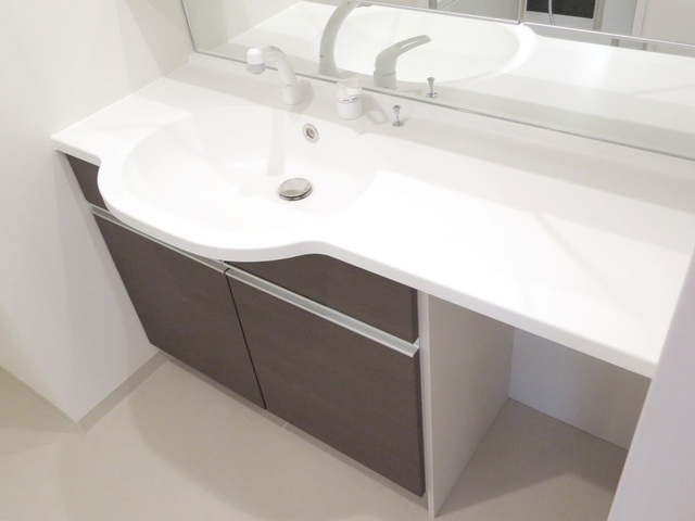 洗面設備　化粧品等がたくさん置けます♪使いやすい洗面台です。