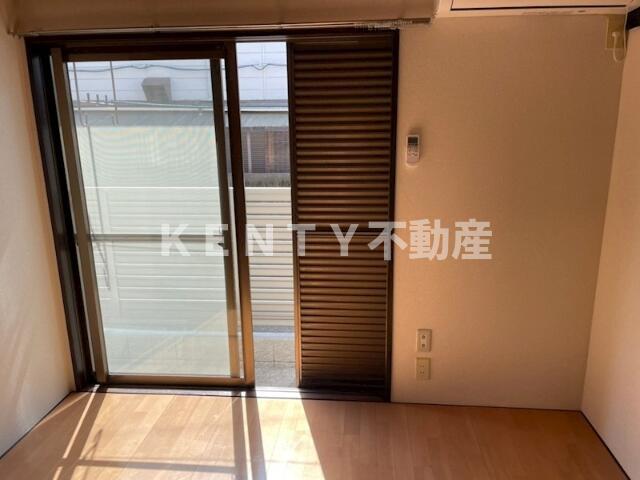 その他部屋・スペース　開放的な寝室です