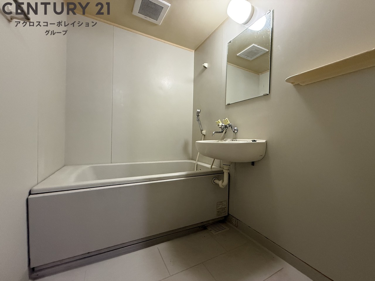 バス・シャワールーム　シンプルで機能的なユニットバスです♪