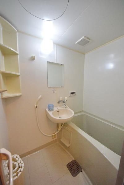 バス・シャワールーム　～シャンプー置きがあるので便利ですよね～