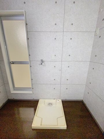 その他設備　防水パン付きの室内洗濯機置場