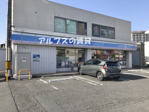 コンビニ　ローソン 六浦三丁目店（コンビニ）まで563m
