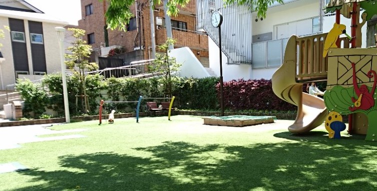 公園　南青山四丁目児童遊園（公園）まで2561m