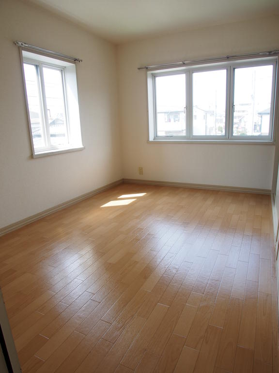 その他部屋・スペース　洋室5.4帖間は角部屋で2面採光！！