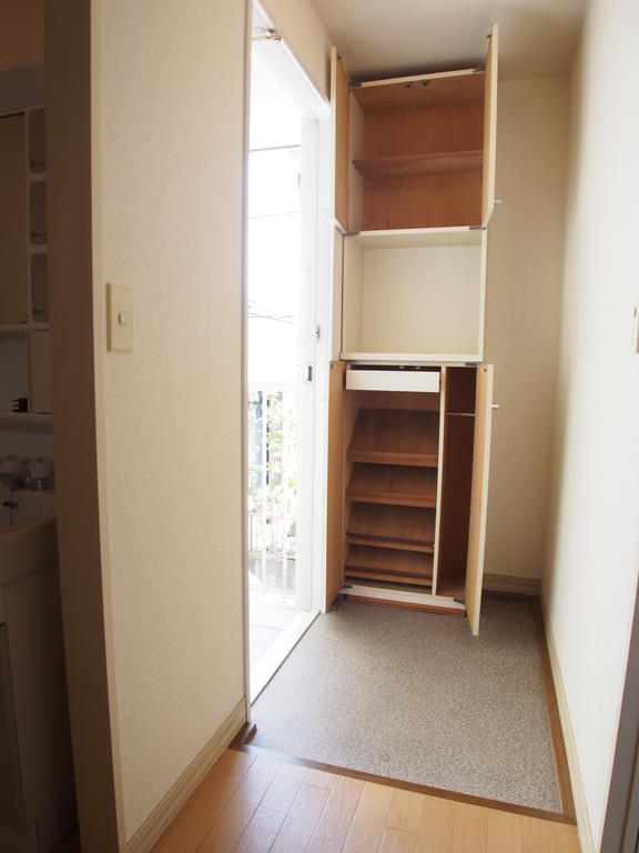 玄関　玄関ホールには備え付けのシューズボックスがあります！！