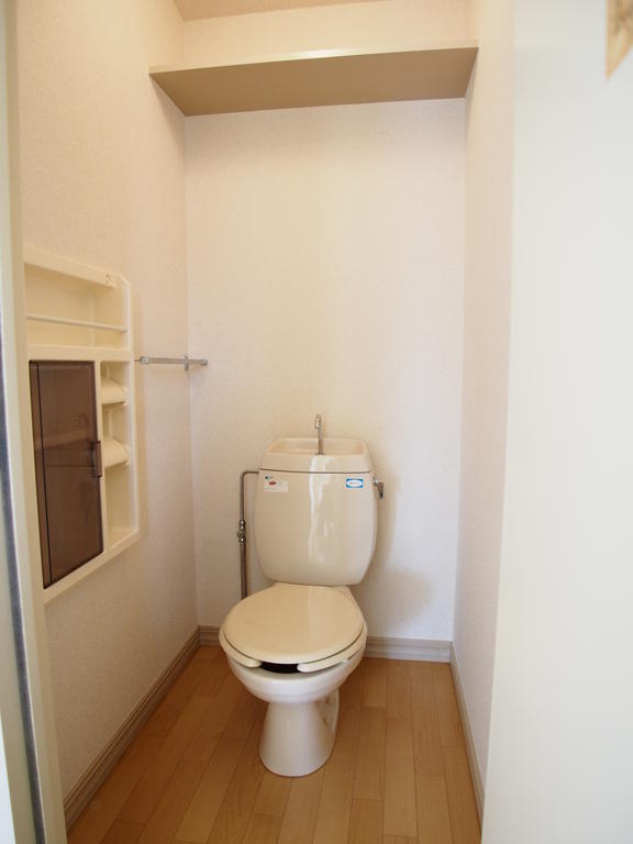 トイレ　便利なツールボックス完備！！　上部に棚もあります！！