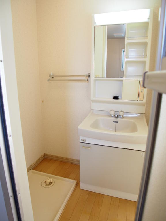 洗面設備　洗面化粧台完備！！　奥側は洗濯機置き場。