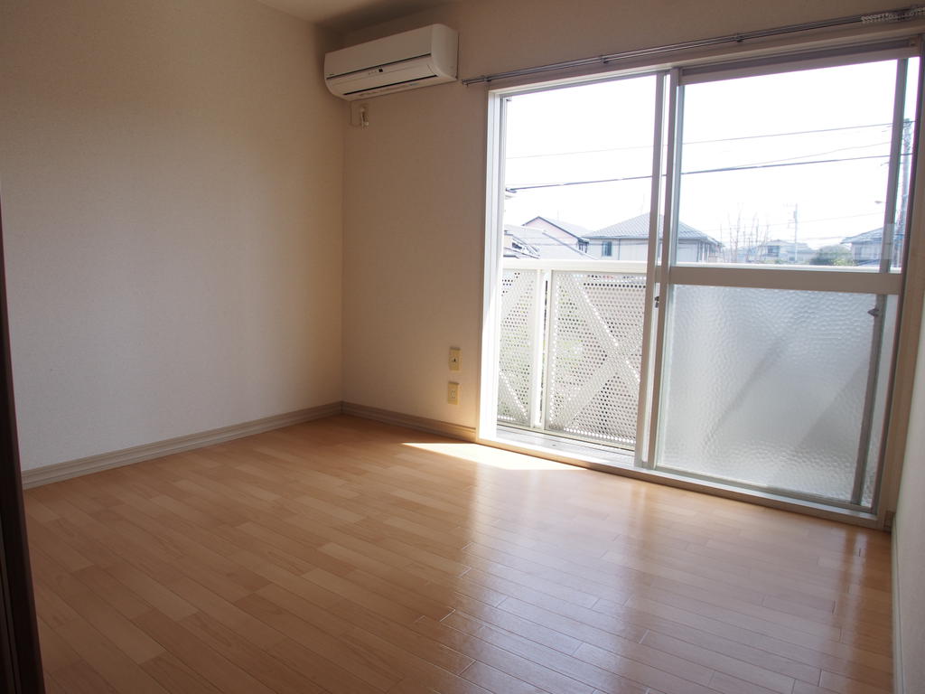 居室・リビング　DK南側の洋室はリビングに最適！！ エアコン付帯！！