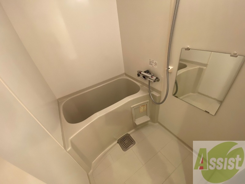 バス・シャワールーム　バスルームはこちらです。広々としてゆったり休めます。